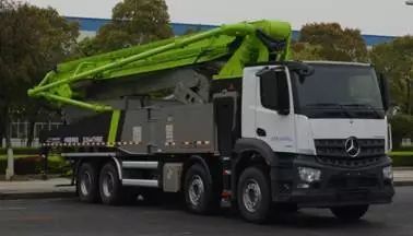 中聯(lián)重科新一代奔馳底盤AROCS系列泵車成功下線，革新混凝土施工效率